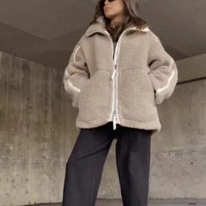 Fleece jacka - Säljer denna sjukt trendiga jackan som är omöjlig att få tag på, nästan aldrig använd