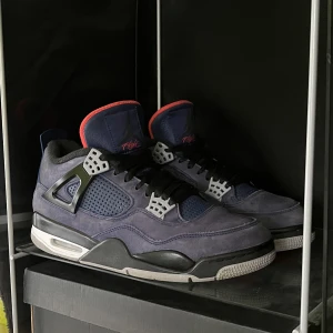 Air jordan 4 winterized - 💜Air Jordan 4 Winterized 💜🔥Äkthetsbevis finns 🔥⚡️Bra skick ⚡️💯Storlek 44,5 💯🍀Svarar gärna på frågor eller skickar fler bilder 🍀📦Kan fraktas eller mötas upp i Stockholm 📦🦋Pris kan diskuteras vid snabb affär 🦋