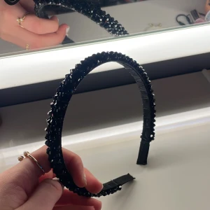 Svart diamant diadem - Ett svart diadem med små diamanter😍 Bra skick, Säljer pågrund av att jag inget använder de lika mycket längre💗 Köpare står för frakt🫶🏽