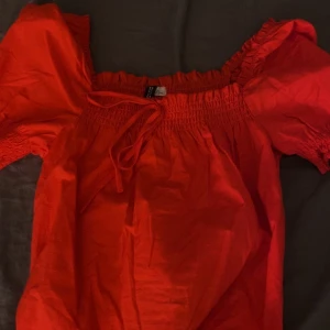 Blus  - Super söt röd blus från hm 