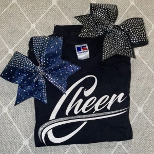 Cheerleading  - Säljer denna ”cheer” T-shirt som är i storley S och två glitter rosetter.  