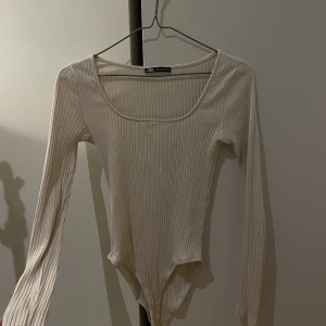 Body, Zara - Jätte fin ribbad body från Zara. Älskar färgen och sitter super bra☺️
