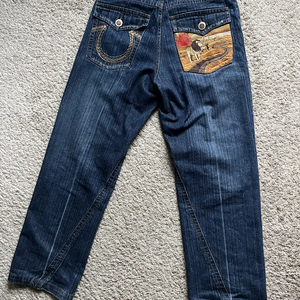 Sjukt feta vintage jeans. Bra skick och krävs inget bälte trots den baggy passformen. Broderad bakficka. . Jeans & Byxor.