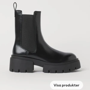 Boots i läderimitation  - Säljer mina boots från H&M i storlek 38, normala i storlek!! Endast använda en gång och de är köpta för 449kr men säljer för 260kr🤍