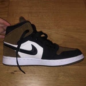 Air Jordan 1 - Air Jordan 1 Mid i Olive toe. Bruna, vita och svarta. Storlek 36. Aldrig använda då de är för små. Lådan finns kvar. Kan tänka mig sänka priset vid snabb affär. Kan mötas upp i Stockholm eller frakta, köparen står för frakten 🥰