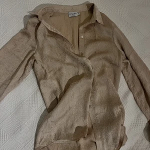 Blus i silkesliknande material - En så så fin champagne färgad blus i silkesliknande material ✨storlek 34 men borde nog även passa en S 