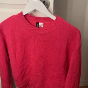 Säljer denna rosa tröja då den inte kommer till användning längre köptes i H&M för 149kr säljs för 40kr+ frakt storlek Xs ❤️