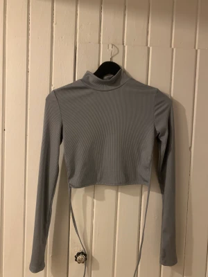 Tröja - Långärmad tröja med öppen knytrygg, köparen står för frakten💕