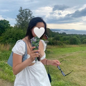 Vit Klänning - Vit bershka klänning i storlek S med eyelet tyg och cut outs på båda sidorna. Skulle säga att den passar strlk 36-38. Super snygg till sommaren, bara använd super sparsamt några fåtal gånger. Säljer då jag har en annan väldigt lik. 💗💗💗