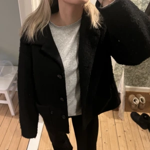 Bikbok Kappa 🖤 - Får tyvärr inte så mycket användning av denna superfina kappan 🖤 storlek S. I fint skick!