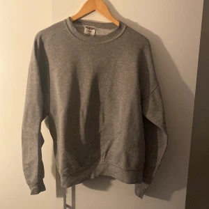 Grå sweatshirt - Storlek L grå sweatshirt. Bra skick inga problem!