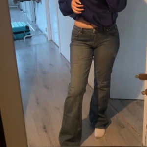 low waist vintage jeans - säljer dessa super snygga vintage jeansen då dom blivit för små för mig, dom är i storlek 40 men skulle säga att dom sitter som en S/M. dom är i bra skick! ❤️ de är bara att höra av sig om du undrar över något 🥰priset går absolut att diskuteras vid snabbaf