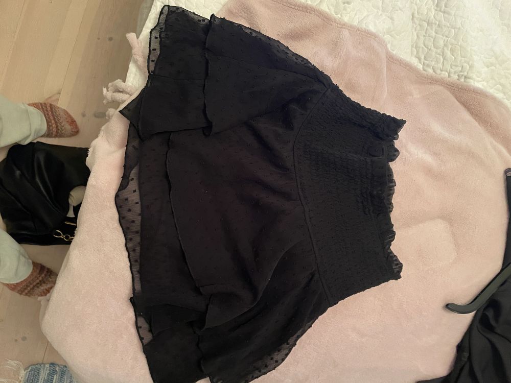 Säljer denna trendiga svarta kjol från bikbok. Köpt för 350. Står för frakt vid köp över 650 så kolla min profil för fler fynd ❤️‍🔥. Kjolar.