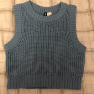 Stickad väst från h&m - Säljer denna snygga väst i bra skick från h&m, endast använd 3-4ggr! Hör av er om ni har några frågor💕