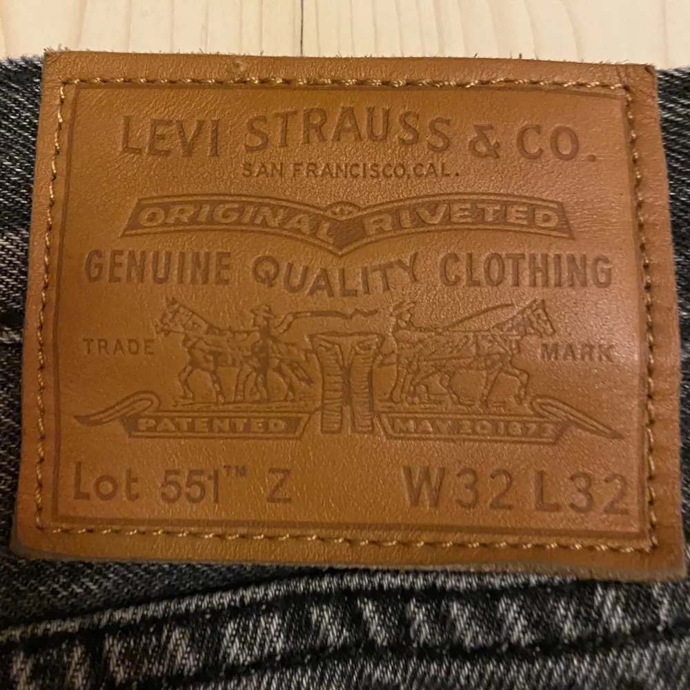 Ett par riktigt feta Levi’s 551 Jeans. Säljer dessa endas pga att de blivit för små! Waist: 32, Length: 32. Jeans & Byxor.