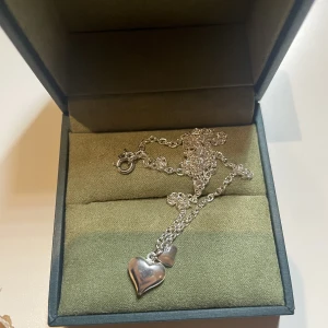 Halsband  - Säljer dessa halsband Skiv för frågor eller funderingar ❤️❤️🥰