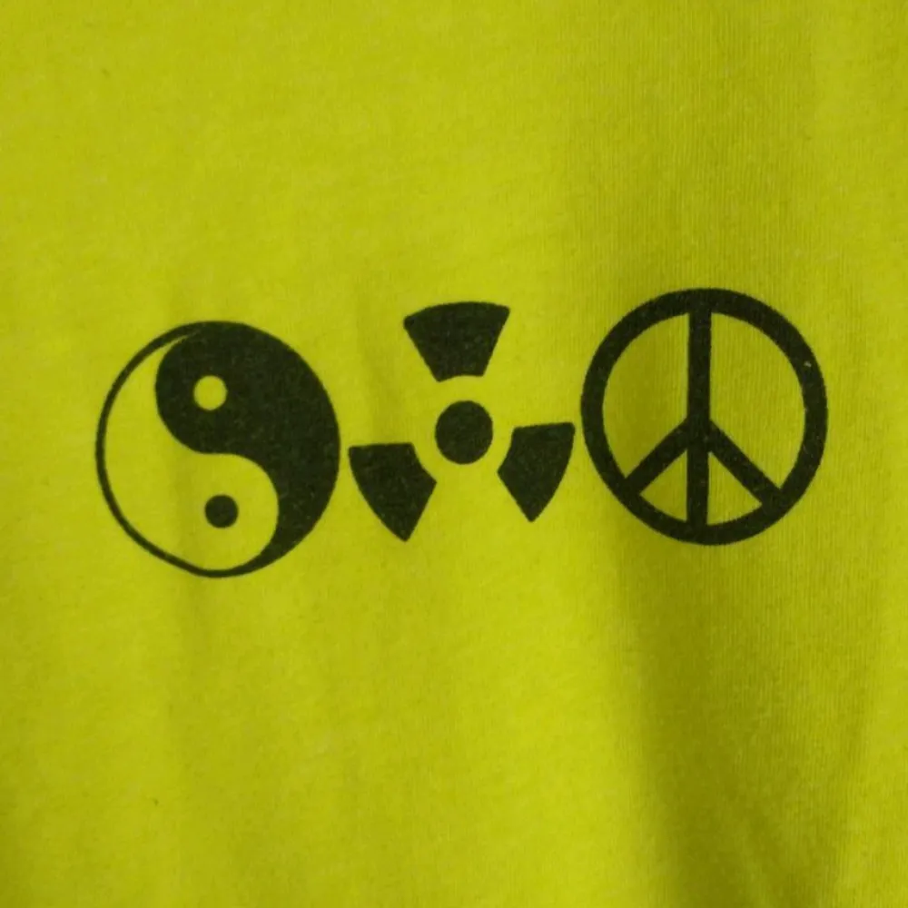 Oversized T-shirt från Weekday. Den ser gul ut på bilderna men den är neon grön. Köpt för 200kr tror jag. . T-shirts.