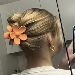 Orange Hårklämma blomma - 🍊
