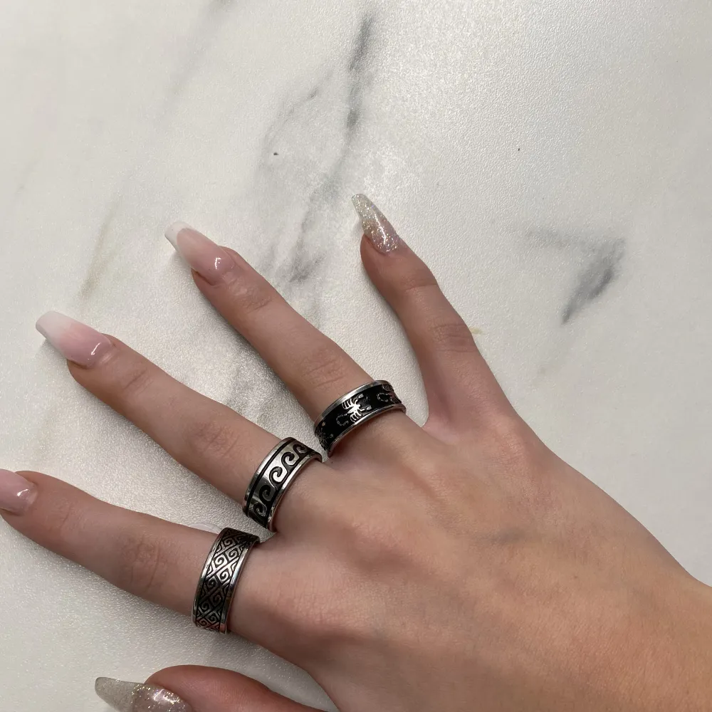 Snygga Stainless steel ringar i bra kvalitet som passar både tjejer och killar. Alla ringar finns i flertal olika storlekar och det är bara att kontakt vid frågor.  . Accessoarer.