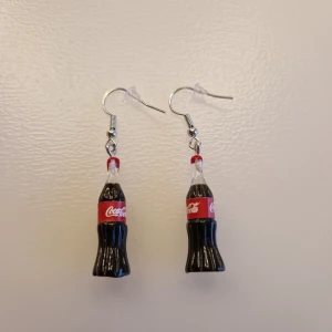Cola örhängen  - Tryck ej på köp nu!🚫 Säljer nu cocacola örhängen! Skriv på dm om ni är intresserade! Nickelfria. Frakt 15 kr.