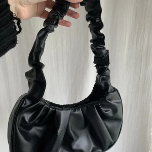 Svart handväska - Jättefin svart väska som endast använts 1 gång! Köpt här på plick för ca 1 år sedan men är i jättebra skick🥰 Frakt tillkommer!!