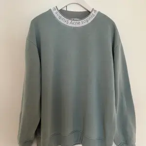 Sweatshirt från Acne. Storlek S men är oversize så passar M. I bra skick, sparsamt använd. Färg typ mintgrön/ grå. Originalpris 2500kr😁