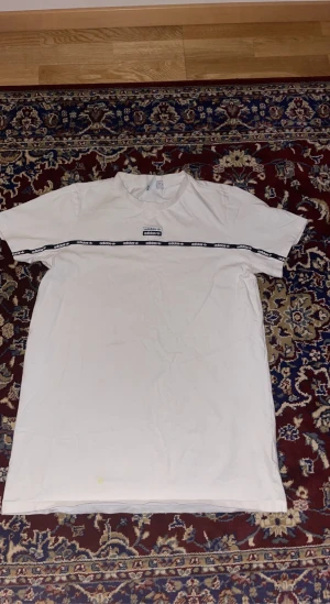 Adidas tröja - Fint skick säljer då den inte kommer till användning 