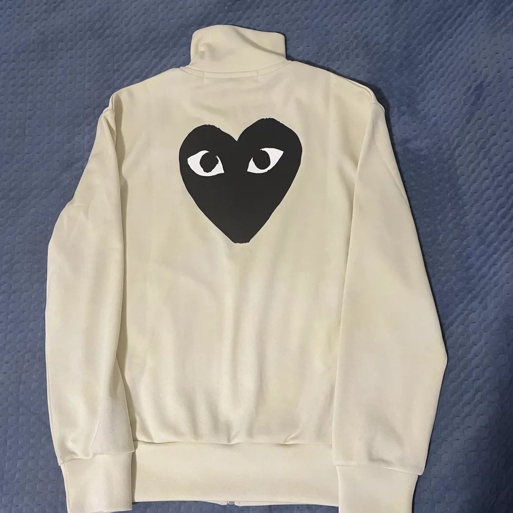 Cdg zip up som inte används, nypris ligger runt 3500kr. Kan skicka fler bilder om det önskas. Har inget kvitto!!. Hoodies.