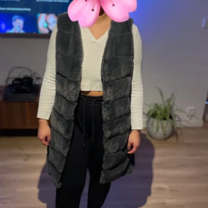 Pälsväst - Fin lång väst i fuskpäls ifrån Shein.  Aldrig använd. Köparen står för frakt🌸