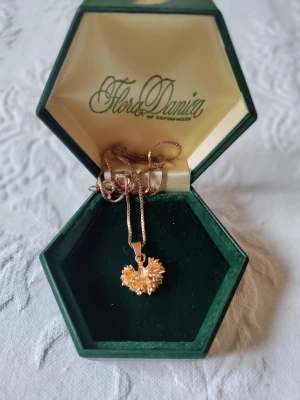 Flora Danica halsband  - Aldrig använt flora danika "persilja" halsband i 925 sterling silver pleterat i 22k guld. Nypris 2240kr