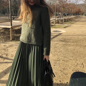 Stickad hoodie  - 50% acryl, 20% mohair, 10% ull & 20% polyester. Inköpt i Paris på en mysig butique butik från märket Nina Kendosa. Använt en del men fortfarande väldigt fin! Har även en matchande kjol om det skulle vara utav intresse. 