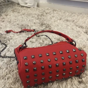 Röd väska med nitar - Denna väska är köpt från Shein och aldrig andvänd så fint skick!