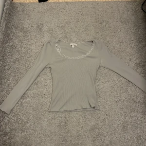 En grå topp  - En fin tröja i storlek. Den är i bra skick eftersom den inte har använts mycket. Frakten står inte på mig.