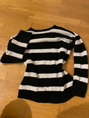 Stickad tröja - Säljer min mjuka och sköna tröja då den ej kommer till användning något mer i nuläget. En deffekt i armhålan, annars i fint skick. 