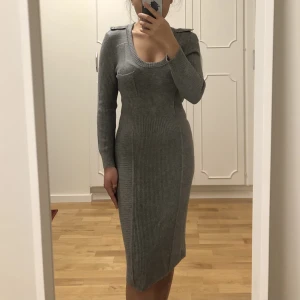 H&M klänning - Säljer en av mina favorit klänning från H&M. Klänningen är i mycket fin skick.