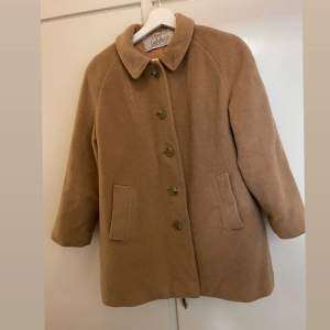 Vinterkappa i beige färg, köpt i Paris på Second Hand. Vintage Lord & Taylor.   Vet ej exakt material, står inte, men det är någon typ av ull (Kashmir, merino el liknande) då den är väldigt varm.   I fint skick. 