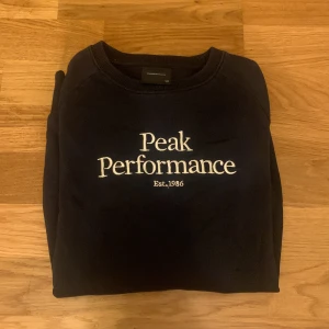 Peak performance sweatshirt - Peak performance sweatshirt i bra skick 