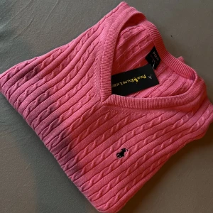 Kabel stickad Ralph lauren - Helt ny kabel stickad tröja från Ralph. Hänger endast i min garderob. Helt oanvänd 💕💘