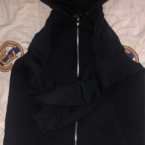 mörkblå zip hoodie - Inte min stil längre drf säljer jag, inga flaws, nypris 400, använd 1 gång typ, storlek M