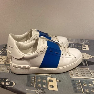 Valentino Skir - Säljer ett par Valentino Open sneakers i storlek 41 (passar även 42). De är i väldigt bra skick som ni ser. Box och extra snören följer med🤠