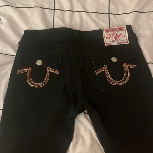 True religon jeans - Säljer ett par svarta true religon jeans, dom är i bra skick då jag aldrig använt dom🙏🏼💕