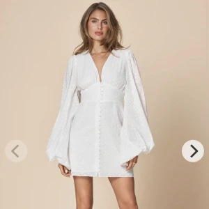 Adooreklänning - Säljer min så fina adooreklänning. Använde den på studenten, verkligen en perfekt studentklänning. Storlek 40, passar S/M