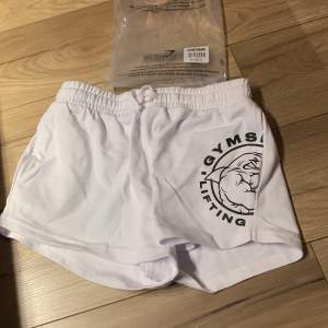 Helt nya vita snygga fräscha shorts f gymshark 36/38  ((33cm mätt bak från midjan och ner över rumpan))