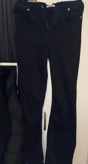  Nakd jeans (40) - Använt 2 ggr, är stretchiga så passar den som har storlek 40 också. Nypris 498