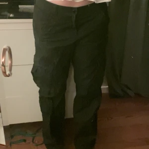 Cargo pants  - Säljer dessa trendiga cargo byxor från hm. Använda vid enstaka tillfällen och säljer då jag inte riktigt Tycker de är min stil! Fint skick!lågmidjade! 