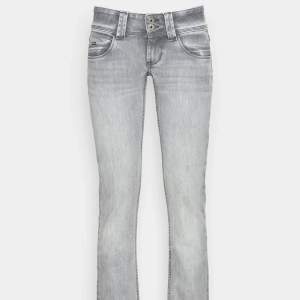 Skit snygga lågmidjade ljusgråa pepe jeans. Aldrig använda! Prislappen är kvar❤️ As snygga, men tyvärr lite för korta för mig🥺