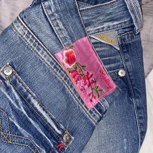 Replay Jeans - Priset kan diskuteras  Säljer mina lågmidjade Replay Jeans då dom inte passar mig i storlek längre. 28x30🫶🏼 Dom är i super bra skick och jag skulle säga att dom är lågmidjade & raka inte utsvängda. 