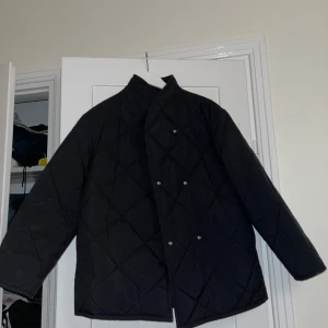 Populär dunjacka från Arket  - Mycket fint skick. Storlek xs. 