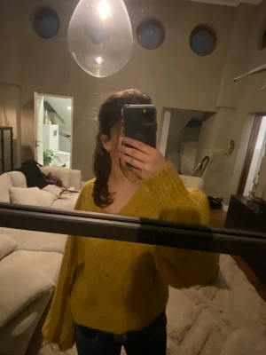 Stickad tröja - Jätte fin stickad tröja från sofie stickad tröja från Sofie schnoor i bra skick. Pris kan diskuteras vid snabb affär. Ordinarie pris 1299:-