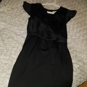 Klänning  - Säljer en halvlång avart siden klänning i stl 34. Använd 2 gånger.